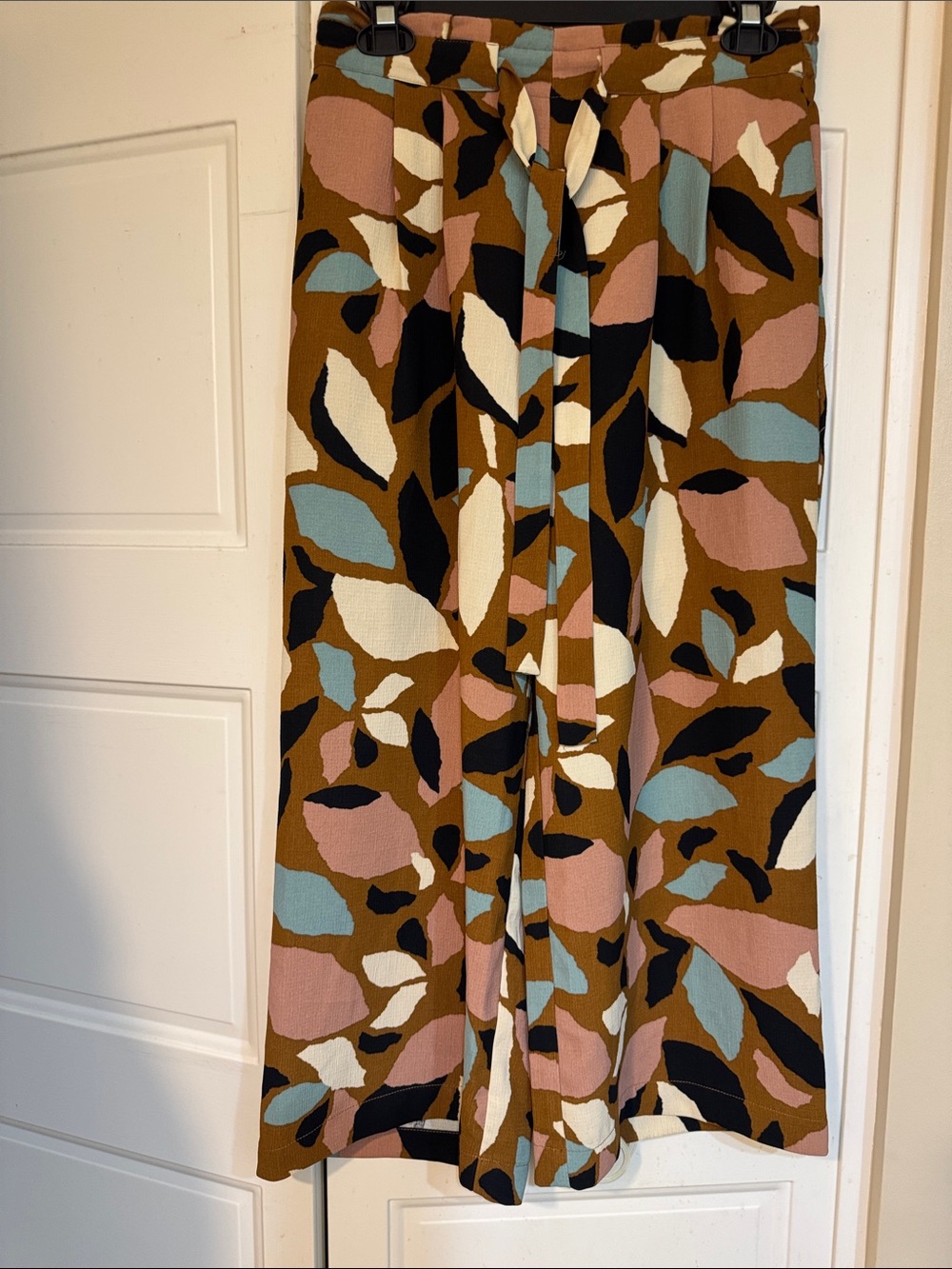 Women’s Wide-Leg Tie-Waist Pants in Multicolor Leaf Print